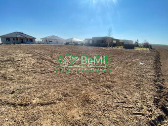 Pozemok ( 969 m2) so stavebným povolením + projekt Malý Lapá - 10