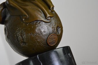 Bronzová soška - Justicia na mramoru - 10