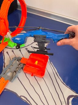 HotWheels kamión-odťahovka, vrtuľník a dráha - 10