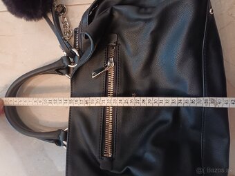 Elegantná čierna kabelka GUESS so zlatými prvkami - 10