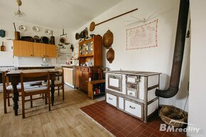 Tradičný rodinný dom s veľkým pozemkom a ovocnou záhradou - 10