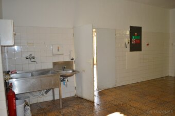 HOLÍČ na predaj budova v blízkosti centra mesta - 10