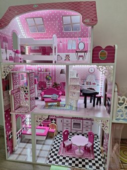 Drevený domček pre barbie s LED ,vytahom a smyklavkou - 10