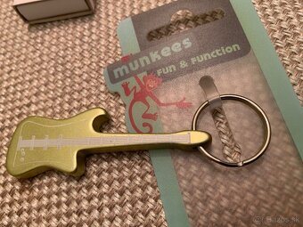 Predám PRE GITARISTOV milý darček-otvárak a prívesok GITARA - 10