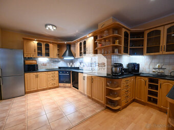 Ponúkame Vám na predaj rodinný dom, ponúkajúci komfortné býv - 10