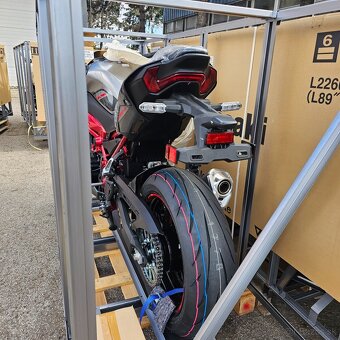 Kawasaki Z900 2025 červená - 10