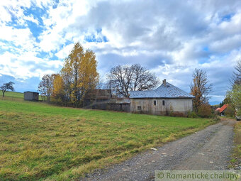 Dom v pôvodnom stave na krásnom pozemku (2130m2) v malej d - 10