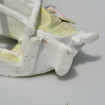 predané Starožitná porcelánová soška - Dáma na stoličke - 10