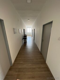 Veľký objekt s administratívnou aj skladovou časťou - 895m2 - 10