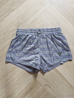 NOVE Guess sortky, kratase S - M - 10