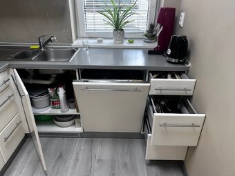 Nadčasová kuchynská linka so spotrebičmi - 10