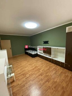 Exkluzívne na predaj priestranný 2-izbový byt v centre Svidn - 10