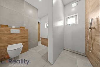 Moderný rodinný dom s veľkým pozemkom, terasou a zariadením - 10