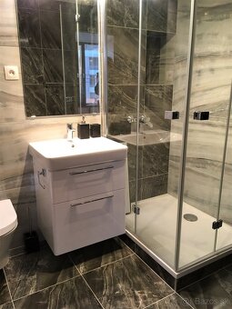 Luxusný 4i byt s fínskou saunou, 60m2 terasou a 3 státia - 10