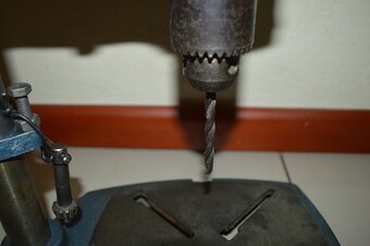predam masivny liatinovy stojan s vrtackou B&D - 10