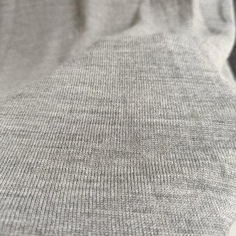 Uniqlo 100% vlnený sveter s okrúhlym výstrihom tenký svetrík - 10