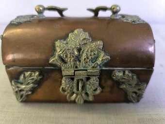 Stará krásne zdobená šperkovnica - 10