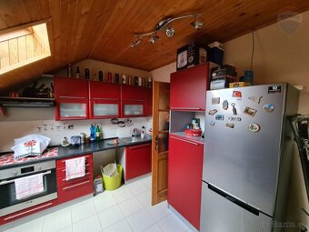 Rodinný dom s veľkým slnečným pozemkom v malebnej obci na Ho - 10