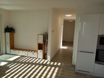 BÝVAJ PRVÝ V 2i byte, POD VINICOU, TERASA, PARKING - 10