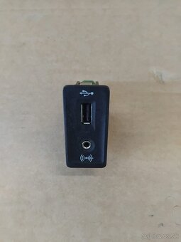USB konektor - zásuvka AUX - 10
