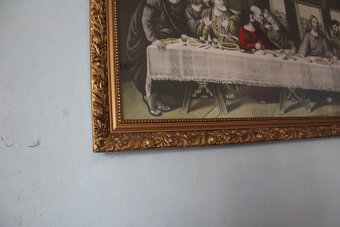 šicí stroj,skrina, knihovnička,sedačka. - 10