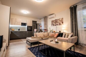 Atraktívny rodinný dom v centre Ilavy s 3 bytovými... - 10