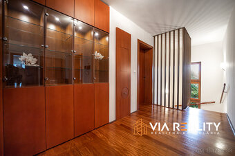 7-izbový rodinný dom, vnútorný bazén, sauna, dvojgaráž, harm - 10