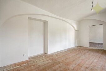 ►Veľký Apartmán 3+1izb. so záhradou a chatkou v hist. budove - 10