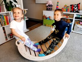 Montessori hojdačka s pultíkom na hranie - 10