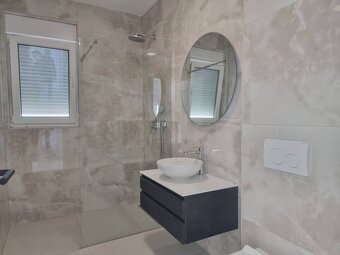 CHORVÁTSKO - Moderné apartmány neďaleko peknej pláže - VODIC - 10