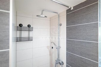 REZERVOVANÉ - Priestranný dvojizbový tehlový byt - 69 m2... - 10