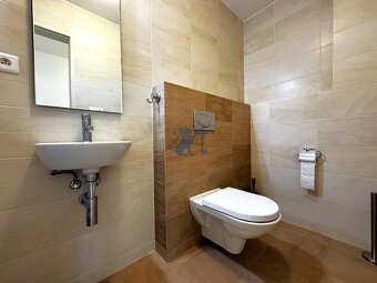 Na prenájom veľký 2- izb. byt na začiatku Koliby s terasou a - 10