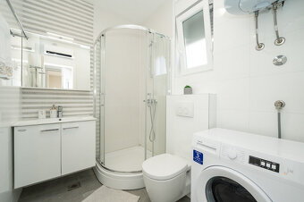Chorvatsko-luxusný zariadený 4 izbový apartmán na Pagu - 10