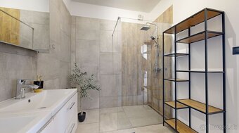 PINK Reality Krásny kompletne zariadený novopostavený rodinn - 10