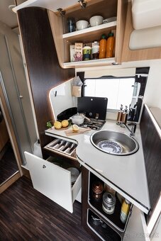 170PS 2023 5míst obytné auto karavan velmi pěkný stav - 10