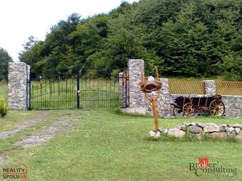 Jedinečné pozemky s domom, garážou a budovou v nádhernej lok - 10