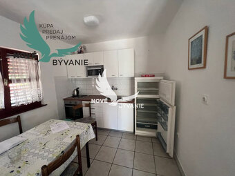 Na predaj dom 2x apartmán len 100m od mora v Chorvatsku vhod - 10