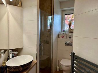 Moderný rodinný dom v tichej ulici s nádherným pozemkom - 10