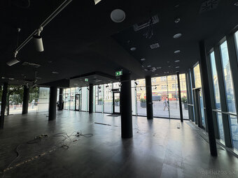 Prenájom rožného prízemného obchodného priestoru 241 m2 na p - 10