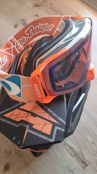 Prilba Axo Oakley - 10