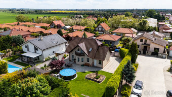Priestranný 5-izbový rodinný dom s garážou a krásnym pozemk - 10