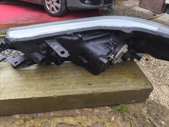 Predné svetlá na Toyota Hilux 2015-2020 - 10