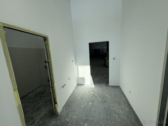 Predaj novopostaveného obchodného skladu 300 m² pri diaľnici - 10