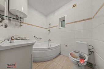 Rodinný dom s veľkým pozemkom, dvomi terasami a krbom – Čenk - 10