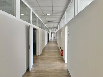 Na prenájom kancelárske priestory 1603 m2 v Living centre v - 10
