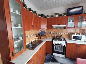 REZERVOVANÉ 2 izbový byt, zrekonštruovaný, 56 m2,  balkón, V - 10