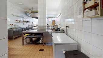 NA PREDAJ Zabehnutá reštaurácia v dobrej lokalite s teraso - 10