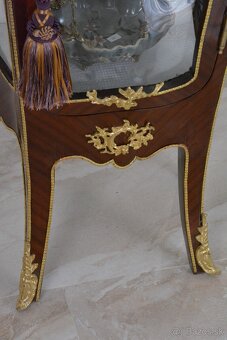 Zámecká vitrína zdobená bronzem - 10
