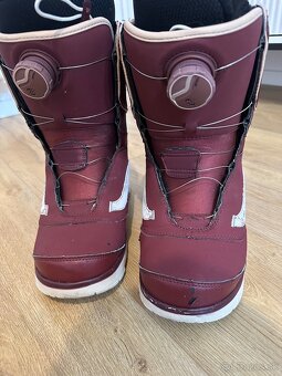 Predám snowboard s viazaním, topánky aj prilbu. - 10