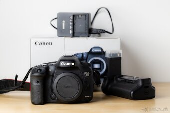 Canon EOS 7D Mark II + Grip - 10